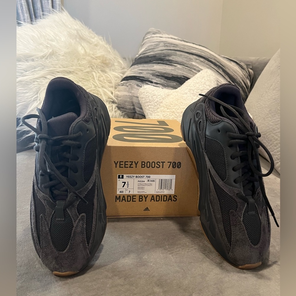 Yeezy Adidas Boost 700 FV5304 Utility Black Suede Grey Size 7.5 gently worn